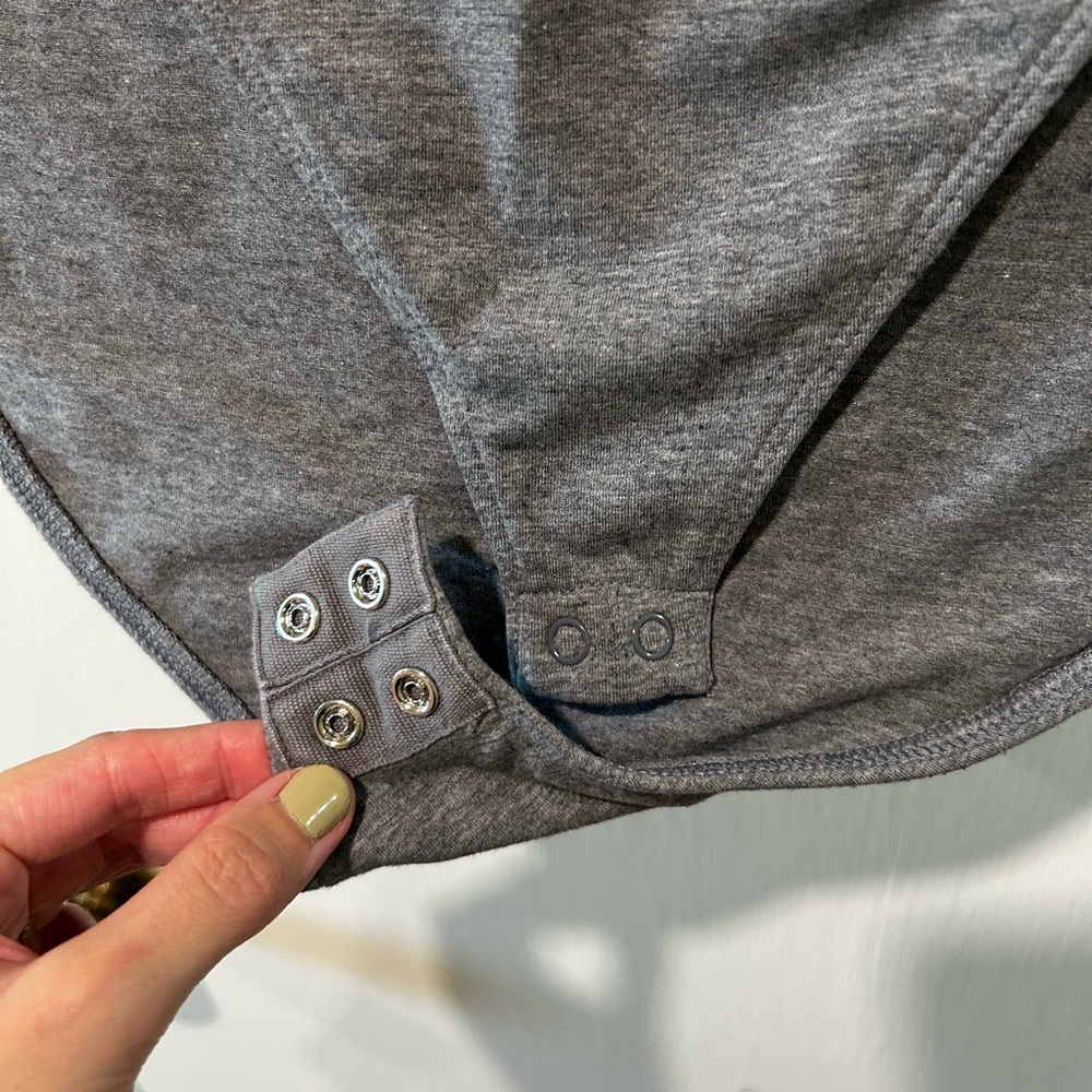 Old Navy Charcoal V-Neck Bodysuit - Picture 3 of 4